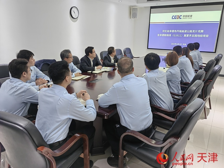 近日，中能建路橋工程有限公司領(lǐng)導(dǎo)班子成員與員工開會討論，如何根據(jù)今年的項目招聘合適的優(yōu)秀人才。  人民網(wǎng) 孫翼飛攝