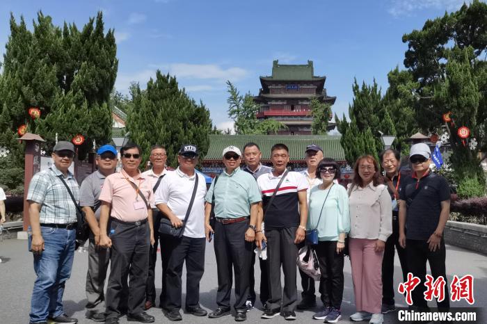 圖為臺(tái)灣新北市永和區(qū)里長聯(lián)誼會(huì)江西參訪團(tuán)一行在南昌滕王閣前合影?！×鴷缘?攝