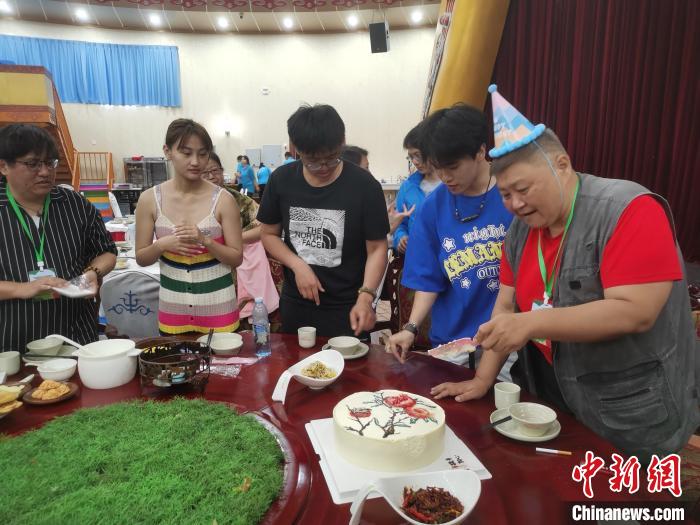 圖為內(nèi)蒙古臺(tái)辦為臺(tái)胞過生日?！±類燮?攝