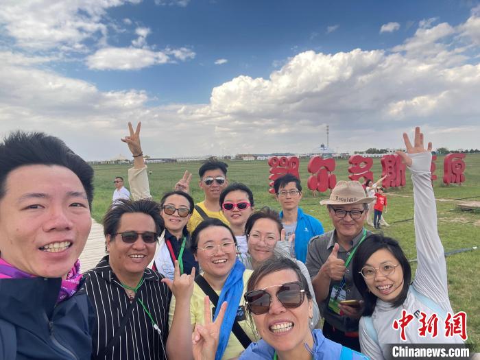 圖為臺(tái)胞在鄂爾多斯草原合影?！∪~冠賢 攝