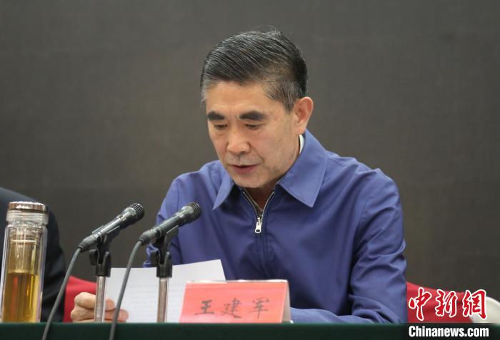 圖為青海省委書記王建軍出席會議并作講話?！?zhí)砀?攝