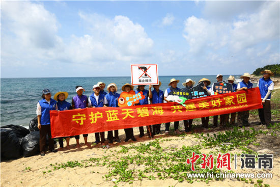 環(huán)保志愿者呼吁停止隨地扔垃圾、破壞環(huán)境等不文明行為。
