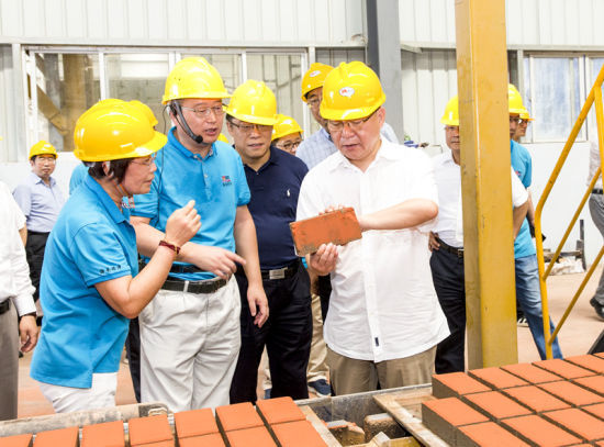 2019年6月21日下午，省長沈曉明在三亞建筑廢棄物綜合利用廠，查看用建筑廢棄物綜合處理后制成的再生水泥磚。海南日報記者 宋國強 攝