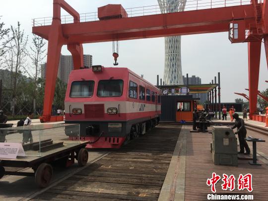 公園內(nèi)的火車車廂與貨場(chǎng)龍門吊等工業(yè)遺跡?！「呒t超 攝