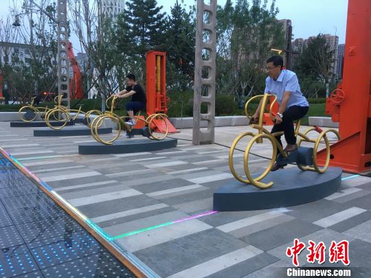 市民使用公園內(nèi)的健身設(shè)施?！「呒t超 攝