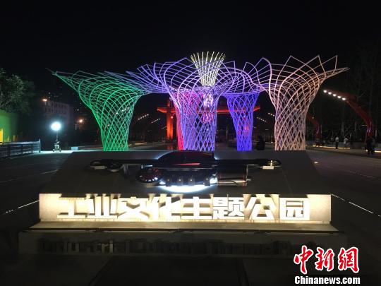 夜晚，奧運(yùn)“五色樹”的燈光。　高紅超 攝