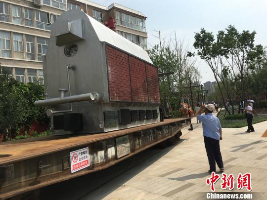 公園內(nèi)陳列著臥式蒸汽鍋爐等工業(yè)產(chǎn)品?！「呒t超 攝
