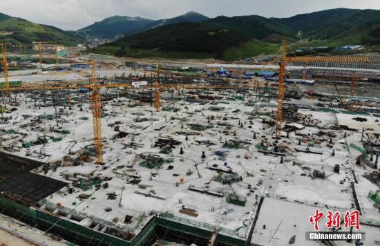 6月28日，航拍鏡頭下的河北張家口冬奧會(huì)太子城冰雪小鎮(zhèn)項(xiàng)目。太子城冰雪小鎮(zhèn)項(xiàng)目位于2022年冬奧會(huì)張家口賽區(qū)核心區(qū)，連接張家口賽區(qū)云頂和古楊樹兩個(gè)競(jìng)賽場(chǎng)館群，建成后將承擔(dān)賽時(shí)核心區(qū)配套保障功能，提供冬奧頒獎(jiǎng)、貴賓接待、交通換乘、休閑娛樂等服務(wù)，賽后將成為一座國(guó)際化四季度假小鎮(zhèn)。 中新社記者 楊艷敏 攝