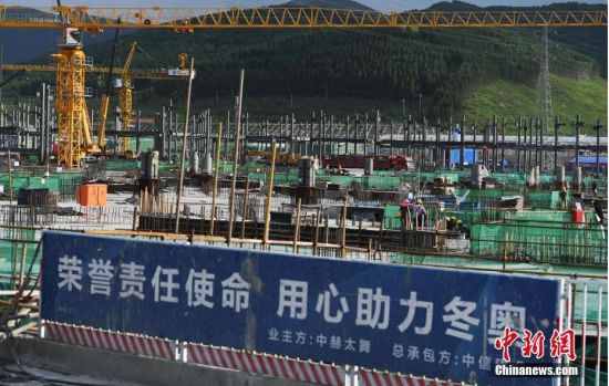 6月28日，河北張家口冬奧會(huì)太子城冰雪小鎮(zhèn)項(xiàng)目現(xiàn)場(chǎng)。太子城冰雪小鎮(zhèn)項(xiàng)目位于2022年冬奧會(huì)張家口賽區(qū)核心區(qū)，連接張家口賽區(qū)云頂和古楊樹兩個(gè)競(jìng)賽場(chǎng)館群，建成后將承擔(dān)賽時(shí)核心區(qū)配套保障功能，提供冬奧頒獎(jiǎng)、貴賓接待、交通換乘、休閑娛樂等服務(wù)，賽后將成為一座國(guó)際化四季度假小鎮(zhèn)。 中新社記者 楊艷敏 攝