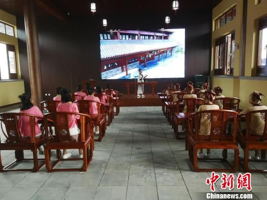 學(xué)生們?cè)诖笤瓡赫b讀國(guó)學(xué)經(jīng)典?！⊥貔i 攝
