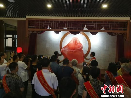 為董子石像揭幕。　王鵬 攝