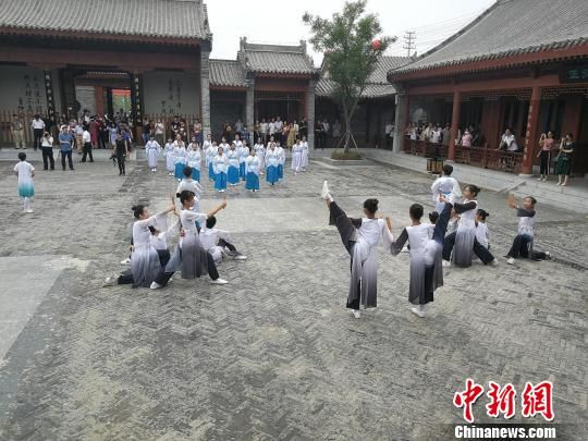 誦讀國(guó)學(xué)經(jīng)典展演?！⊥貔i 攝