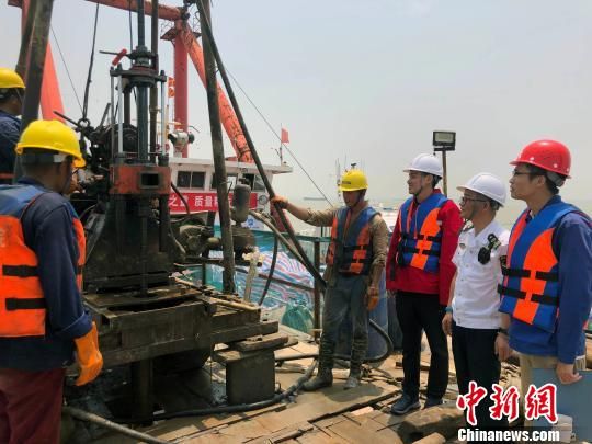 圖為勘察設(shè)計人員與常熟海事局執(zhí)法船在現(xiàn)場配合鉆探施工?！∥赫?攝