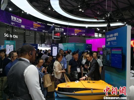 圖為現(xiàn)場(chǎng)人員講解5G“天地一體化”生態(tài)檢測(cè)系統(tǒng)。　任柏松 攝