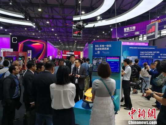 雄安新區(qū)展臺(tái)吸引不少眾多觀眾駐足關(guān)注?！∪伟厮?攝