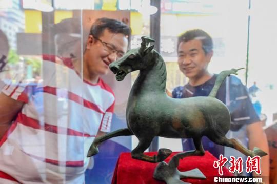 甘肅省博物館將榮登《國家寶藏》的文物銅奔馬和人頭形器口彩陶瓶搬到了絲路如意餐廳，讓顧客在餐廳內(nèi)就能近距離的和文物面對(duì)面?！＄娦?攝