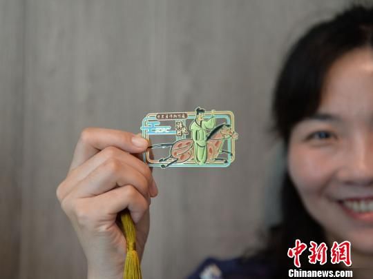 絲路主題餐廳內(nèi)推出的文創(chuàng)產(chǎn)品?！＄娦?攝