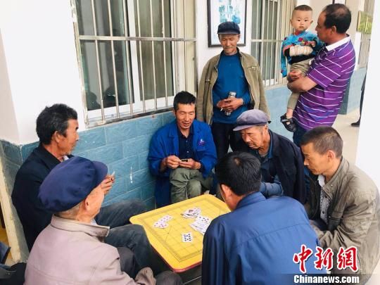 圖為老年人“興趣驛站”中的棋牌組?！“瑧c龍 攝