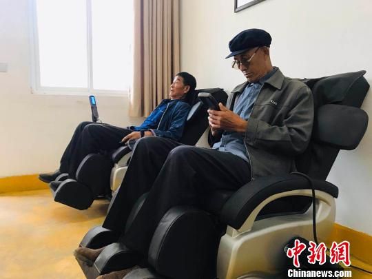 袁家壩村老年人使用按摩椅?！“瑧c龍 攝