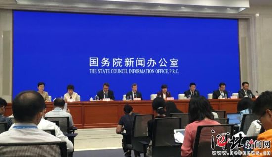 8月26日，國務(wù)院新聞辦召開國務(wù)院政策例行吹風(fēng)會(huì)。圖為吹風(fēng)會(huì)現(xiàn)場。 記者李巍攝
