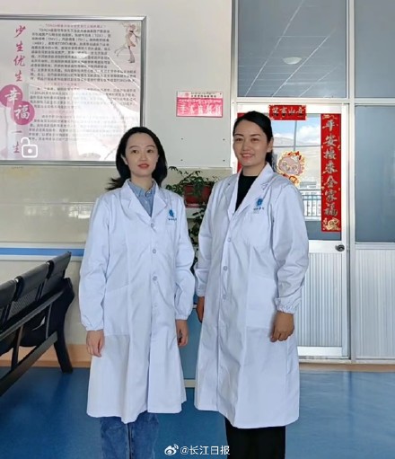 “有醫(yī)生嗎？有人暈倒了！”武漢協(xié)和醫(yī)院援藏醫(yī)療隊員聽到呼救就沖了上去