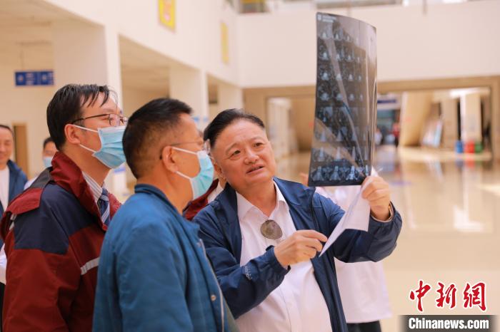 上海專家們采用“一對(duì)一”指導(dǎo)等方式，帶動(dòng)日喀則市人民醫(yī)院科室、醫(yī)生業(yè)務(wù)水平的提升。　上海交大醫(yī)學(xué)院供圖