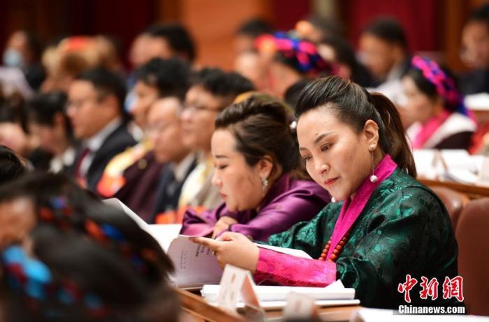 1月5日，次旦卓嘎(右一)在拉薩參加西藏自治區(qū)第十一屆人民代表大會(huì)第五次會(huì)議第二次全體會(huì)議。西藏自治區(qū)人大代表次旦卓嘎來自日喀則市定日縣，定日縣被稱為“洛諧故鄉(xiāng)”，作為西藏民間歌舞，洛諧已被列入中國(guó)國(guó)家非物質(zhì)文化遺產(chǎn)項(xiàng)目名錄，這是集歌、舞、樂、彈唱于一體的綜合藝術(shù)形式。參加完西藏2022年新年音樂會(huì)的次旦卓嘎告訴記者，每年參加的基層演出可達(dá)80場(chǎng)，“我希望用最純粹的方式，把最好的聲音帶到西藏乃至中國(guó)的各個(gè)角落?！?<a target='_blank' href='/'><p  align=