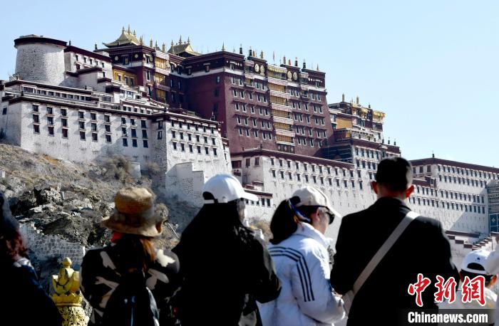 4月17日，游客在拉薩布達(dá)拉宮觀景臺(tái)拍照留念。　李林 攝