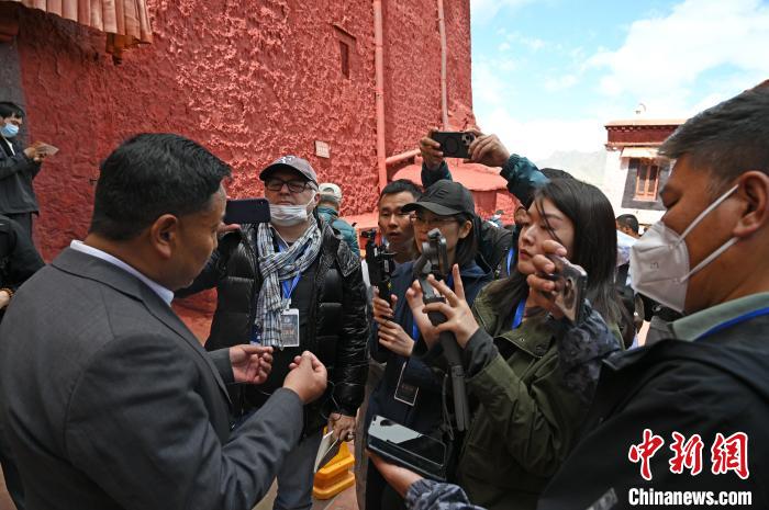圖為中外媒體采訪布達拉宮管理處相關(guān)負責(zé)人?！≮w朗 攝