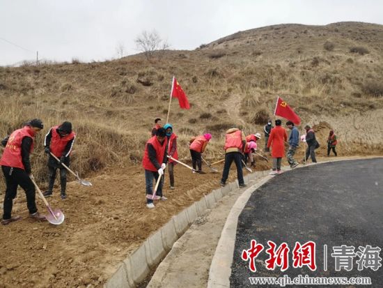 圖為尖扎干部職工生態(tài)建設(shè)和環(huán)境保護現(xiàn)場。尖宣 供圖