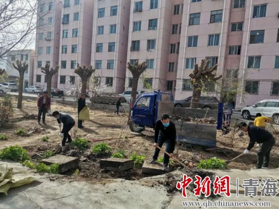 圖為尖扎干部職工生態(tài)建設(shè)和環(huán)境保護現(xiàn)場。尖宣 供圖