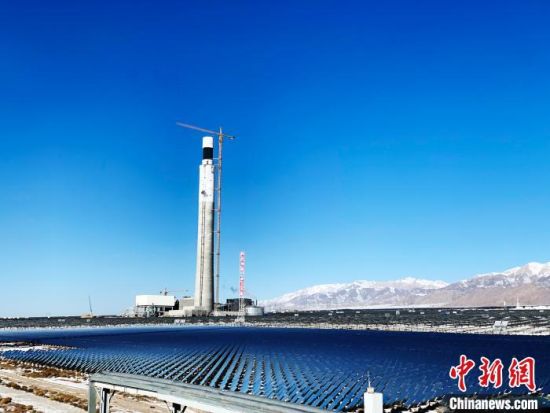 圖為地處柴達(dá)木盆地的光伏電站?！O睿　攝