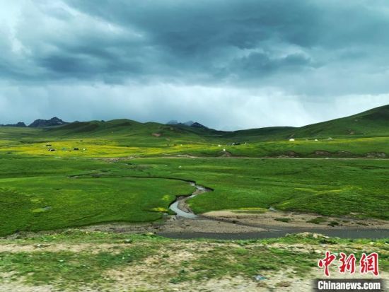 自2005年啟動(dòng)三江源生態(tài)保護(hù)和建設(shè)工程以來(lái)，果洛州共治理黑土灘315.11萬(wàn)畝，使果洛州生態(tài)環(huán)境15年來(lái)得到明顯好轉(zhuǎn)。　孫睿 攝