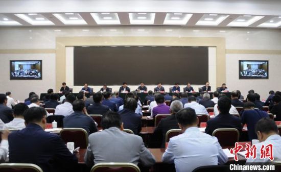 圖為青海省生態(tài)環(huán)境保護(hù)警示教育大會現(xiàn)場?！?zhí)砀！z 　　