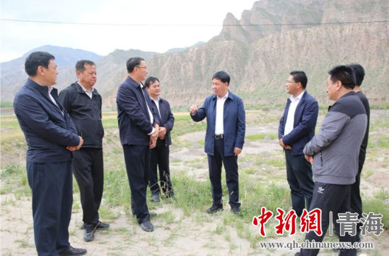 圖為黃南州有關(guān)領(lǐng)導(dǎo)現(xiàn)場踏勘、督導(dǎo)生態(tài)環(huán)保責(zé)任落實(shí)情況現(xiàn)場。黃宣攝