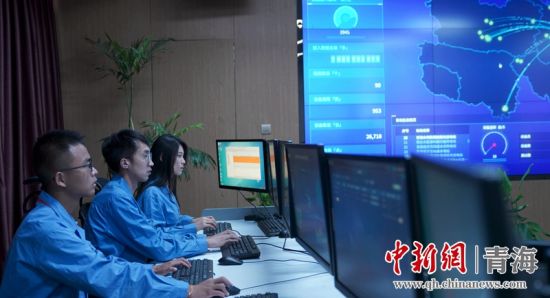圖為國網(wǎng)青海電力大數(shù)據(jù)中心工作人員正在監(jiān)控綠電相關(guān)數(shù)據(jù)。王國棟攝