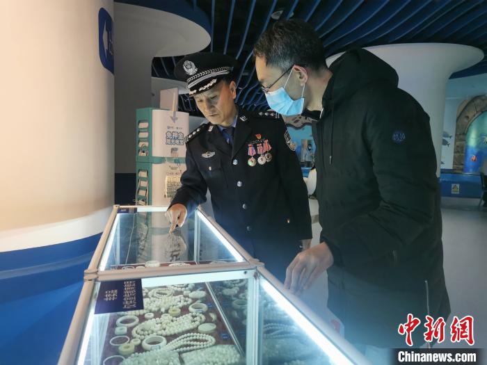 圖為森林警察為游客講解查獲這些象牙制品過程中發(fā)生的真實故事?！∥乃碱?攝