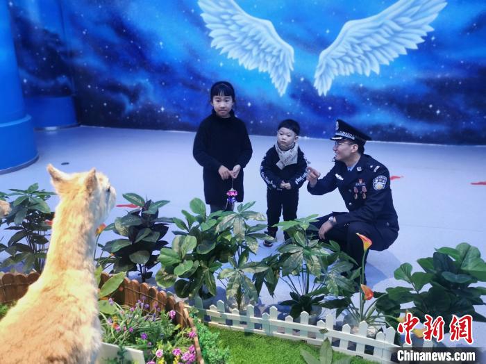 圖為森林警察為小朋友科普野生動物保護知識?！∥乃碱?攝