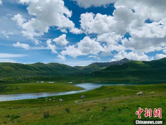 圖為果洛州境內(nèi)的年保玉則。（資料圖）　孫?！z
