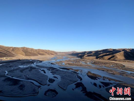圖為三江源腹地，黃河流經(jīng)達(dá)日縣。（資料圖） 孫睿 攝 　　