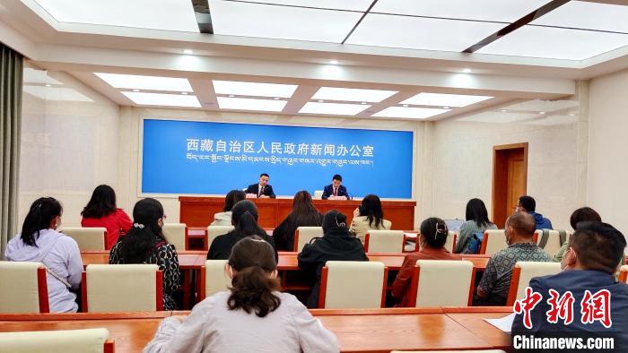 圖為西藏阿里地區(qū)在拉薩召開新聞發(fā)布會，發(fā)布西藏和平解放70年來阿里地區(qū)經濟社會發(fā)展成就?！∝暽＠?攝