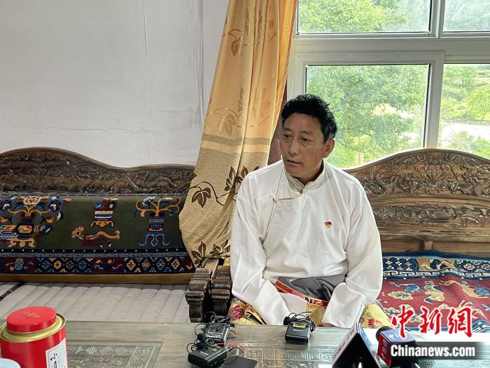 巴卡村黨支部書(shū)記、村委會(huì)主任尼瑪次仁。周璟 攝