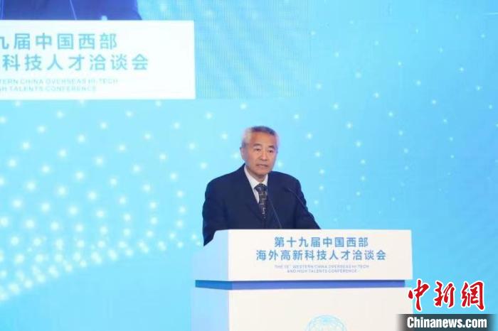 全國政協(xié)副主席、九三學(xué)社中央常務(wù)副主席邵鴻出席論壇并致辭?！∷拇ㄊ∥y(tǒng)戰(zhàn)部供圖