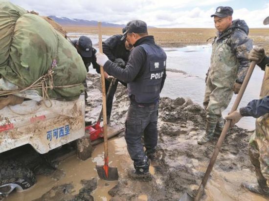 巡山途中車輛陷入泥坑。