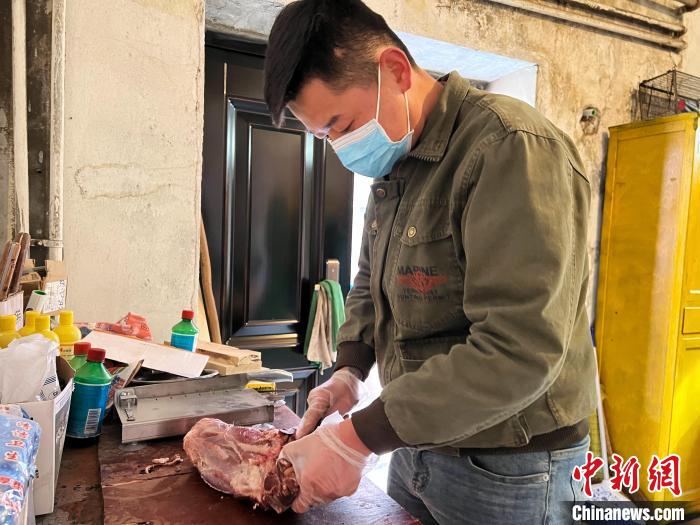 圖為雪豹“奶爸”史壽軍正在準(zhǔn)備投喂雪豹的食材?！●R銘言 攝