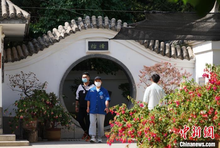 圖為市民在西寧園林植物園內(nèi)觀花賞景?！●R銘言 攝