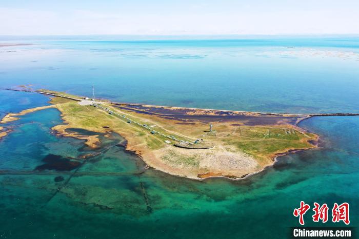 圖為無人機(jī)航拍青海湖?！≮w海梅 攝