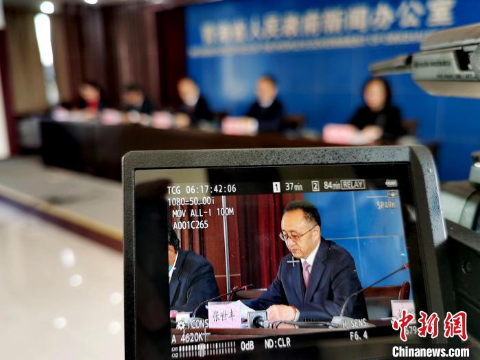 圖為青海省水利廳廳長張世豐參加新聞發(fā)布會?！?zhí)砀?攝