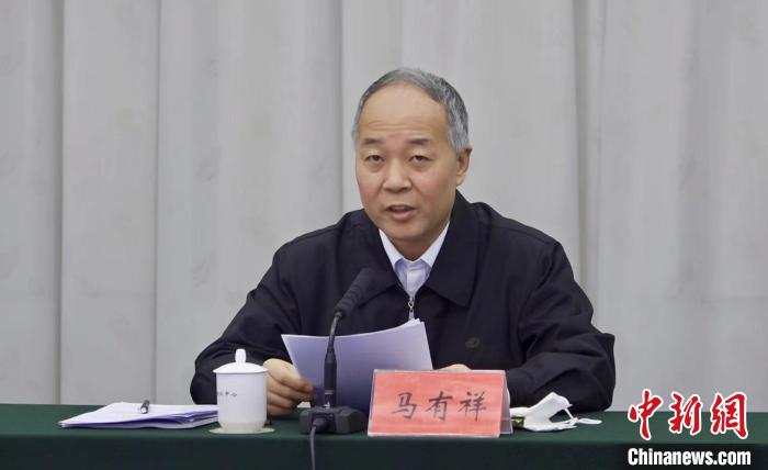 圖為農(nóng)業(yè)農(nóng)村部副部長馬有祥在部省共同打造青海綠色有機(jī)農(nóng)畜產(chǎn)品輸出地推進(jìn)會議上講話。　李江寧 攝
