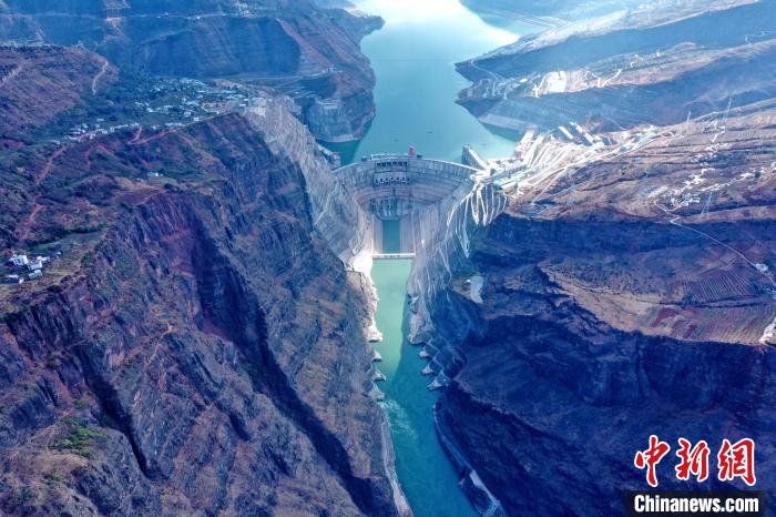 圖為白鶴灘水電站大壩全景圖?！∷娝木止﹫D